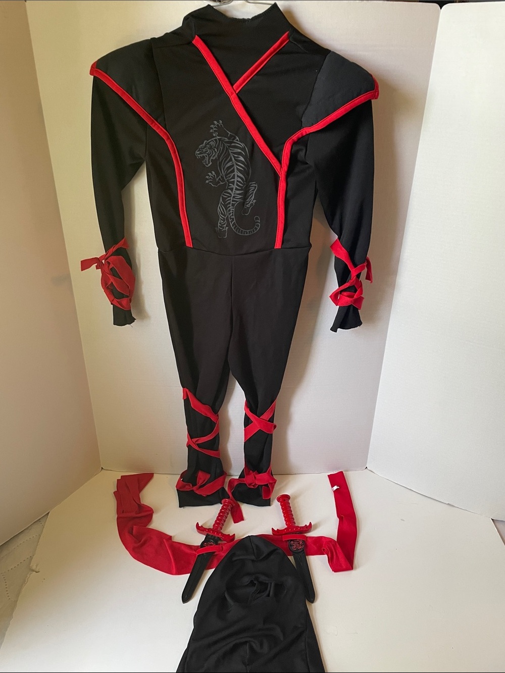 Black and Red Ninja Kids Size Small  ( 6-8)  Halloween Costume